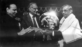 कुलदीप नैयर के हाथों 'मानव मंदिर' द्वारा स्थापित स्व. अनिल कुमार पत्रकारिता पुरस्कार ग्रहण करते हुए. साथ में 'लोकमत' के संस्थापक संपादक (स्व.) जवाहरलालजी दर्डा. 