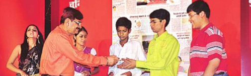 बरेली के टापर बच्चों के हाथों हिंदुस्तान अखबार का लोकार्पण कराते प्रधान संपादक शशि शेखर. (तस्वीर साभार : हिंदुस्तान)