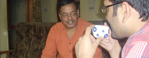 उदय सिन्हा के साथ उनके घर पर चाय पीते भड़ास4मीडिया के एडिटर यशवंत सिंह