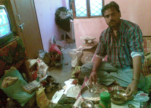 दिल्ली के अपने डेढ़ कमरे के किराए के मकान में खाना खाते धर्मेंद्र प्रताप सिंह.
