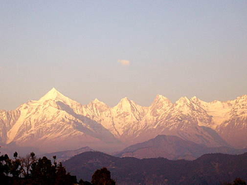 नवीन जोशी की पुरस्कृत तस्वीर :  Himalaya glittering like Gold early in the morning.(January 2010 - Geotagged Photo Contest Honorable mentions)