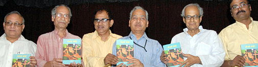 अभिज्ञात के कहानी संग्रह 'तीसरी बीवी' का लोकार्पण अवसर पर बाएं से आलोचक अरुण माहेश्वरी, भारतीय भाषा परिषद के निदेशक और आलोचक डा.विजय बहादुर सिंह, पत्रकार व कथाकार अभिज्ञात, कथाकार और हंस के कार्यकारी सम्पादक संजीव, बंगला कवि अर्धेन्दु चक्रवर्ती और उपन्यासकार-आलोचक हितेन्द्र पटेल