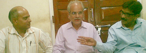 काशी पत्रकार संघ के अध्यक्ष योगेश गुप्त, वरिष्ठ पत्रकार संडजी और दादा अजय मुखर्जी