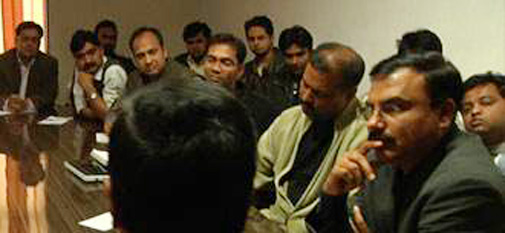 मंथन ट्रेनिंग कार्यक्रम में केजरीवाल को सुनते न्यूज एक्सप्रेस के पत्रकार.