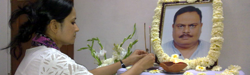 आलोक तोमर जी की तस्वीर पर फूल अर्पित करतीं उनकी पत्नी सुप्रिया रॉय