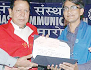 मंत्री से अवार्ड लेते अनुराग