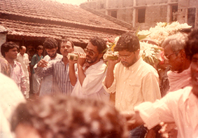 पिता की अर्थी को कंधा देते एसपी और एनपी