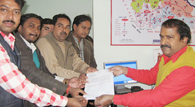 अलीगढ़ में मीडिया बिल के विरोध में ज्ञापन देते जिले के पत्रकार