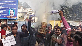 हरदोई के पत्रकार केंद्र सरकार का पुतला फूंकते हुए