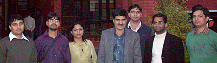 आईआईएमसी 2005-06 बैच के छात्र तत्कालीन कोर्स डायरेक्टर सुभाष धूलिया के साथ