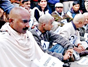 सिर मुड़वाकर विरोध प्रदर्शन करते नेपाली पत्रकार