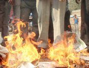 प्रतियां फूंकीं