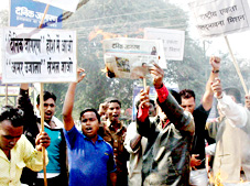 अखबारों के खिलाफ प्रदर्शन करते लोग