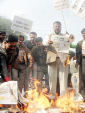 अखबारों के खिलाफ प्रदर्शन करते लोग