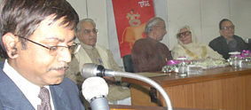 मनोज श्रीवास्तव का संबोधन और मंचासीन प्रभाकर श्रोत्रिय, नामवर सिंह, कृष्णा सोबती और कुंवर नारायण