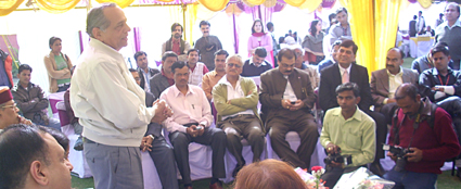 सम्मानित किए जाने के बाद समारोह को संबोधित करते विनय छजलानी सम्मानित किए जाने के बाद समारोह को संबोधित करते विनय छजलानी