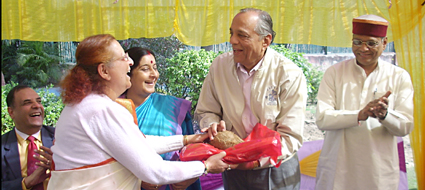 सुमित्रा महाजन के हाथों सम्मानित होते विनय छजलानी सुमित्रा महाजन के हाथों सम्मानित होते विनय छजलानी