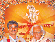 स्वयं प्रकाश (बाएं) का सम्मान