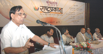 समारोह को संबोधित करते राष्ट्रप्रकाश के प्रधान संपादक एसएन विनोद