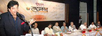 समारोह को संबोधित करते मशहूर अभिनेता और राजनेता शत्रुघ्न सिन्हा