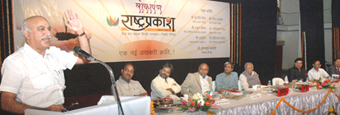 समारोह को संबोधित करते वरिष्ठ पत्रकार एमजे अकबर