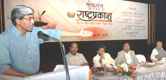 समारोह को संबोधित करते वरिष्ठ पत्रकार आशुतोष