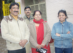 यूं न मुस्कराइए : वरिष्ठ पत्रकार यशपाल सिंह, दुर्गानाथ स्वर्णकार, मनविंदर भिंभर