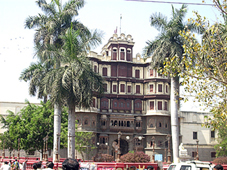 इंदौर भ्रमण : दूर से यूं दिखता है राजवाड़ा 