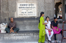 इंदौर भ्रमण : कभी राजवाड़ा था, आजकल गरीब भी बैठ जाते हैं