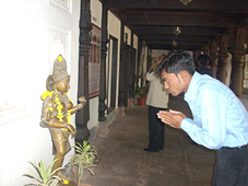 इंदौर भ्रमण : राजवाड़ा के अंदर मंदिर में मूर्ति के आगे सिर झुकाता एक श्रद्धालु