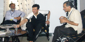भय्यू जी महाराज (बीच में) के साथ प्रदीप सौरभ (बाएं) और अजय उपाध्याय (दाएं)