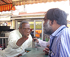इंदौर भ्रमण : पान खाएं प्रदीप सौरभ...