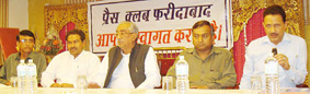 समारोह में मंचासीन पत्रकार एवं अतिथि