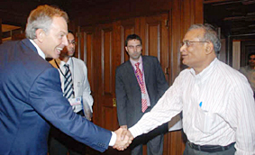 ब्रिटेन के पूर्व प्रधानमंत्री टोनी ब्लेयर के साथ विनोद वार्ष्णेय