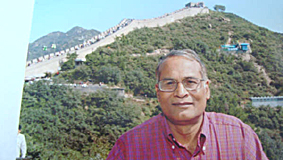 चीन यात्रा के दौरान मशहूर चीनी दीवार के पास विनोद वार्ष्णेय