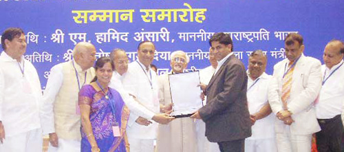 उप राष्ट्रपति से एवार्ड ग्रहण करते राकेश गुप्ता