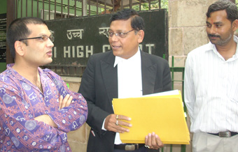 हाईकोर्ट के बाहर यशवंत सिंह, निलॉय दासगुप्ता और अनिल तिवारी