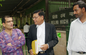 कोर्ट परिसर के बाहर यशवंत, वकील निलॉय और अनिल तिवारी