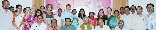 अभिनंदन समारोह में मौजूद विदेशी छात्र, आयोजक व गणमान्य जन.