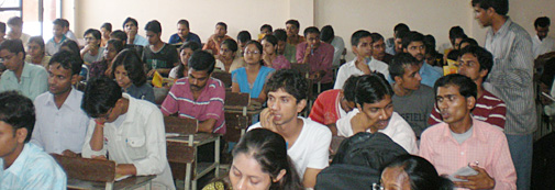 विश्वविद्यालय के छात्र-छात्राएं