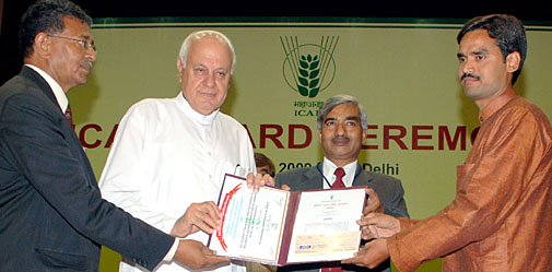 केंद्रीय मंत्री फारुख अब्दुल्ला के हाथों पुरस्कार ग्रहण करते सोमदत्त (बाएं) और दिलीप यादव (दाएं)