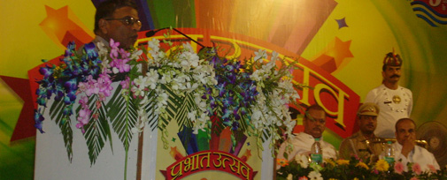 प्रभात उत्सव के उदघाटन सत्र को संबोधित करते प्रधान संपादक हरिवंश। मंच पर विराजमान सुबोधकांत सहाय और के. शंकर नारायणन।