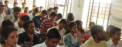 प्रो. अनिल को सुनते छात्र-छात्राएं और शिक्षक