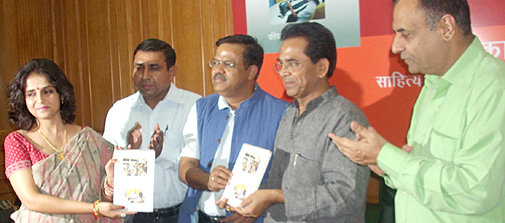 पुस्तक वि्मोचन समारोह में सबसे दाएं आलोक मेहता, सबसे बाएं वर्तिका नंदा, बीच में उदय सहाय और अशोक चक्रधर. पुस्तक वि्मोचन समारोह में सबसे दाएं आलोक मेहता, सबसे बाएं वर्तिका नंदा, बीच में उदय सहाय और अशोक चक्रधर.