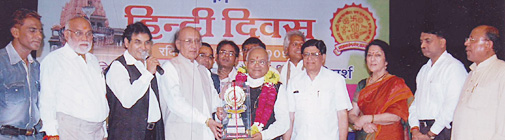 चित्र में बाएं से दाएं- संयोजक राजेश राय, डॉ.हरिमोहन बुधौलिया, कवि देवमणि पाण्डेय , शायर निदा फ़ाज़ली, गीतकार सूरज उज्जैनी, संस्थाध्यक्ष केशव राय, डॉ. वेद प्रताप वैदिक, कुलपति श्री मोहन गुप्त, लोक गायक प्रहलाद टिपानिया, कथाकार डॉ. अचला नागर, पुलिस महानिरीक्षक श्री पवन जैन, आचार्य शैलेन्द्र पाराशर