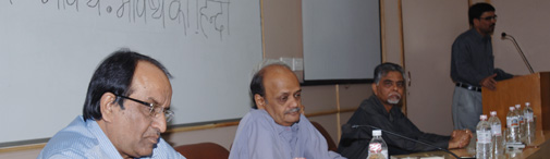 आनंद प्रधान गोष्ठी का संचालन करते हुए.