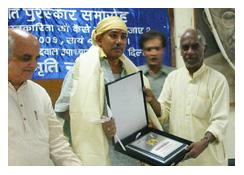 गोविंदाचार्य से पुरस्कार ग्रहण करते विजय कुमार सिंह.