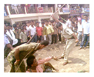 थानेदार के नेतृत्व में रिक्शाचालक की पिटाई करते पुलिसवाले.