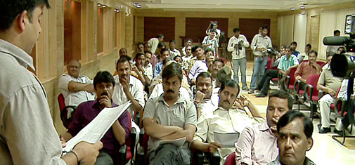लखनऊ स्थित मीडिया सेंटर में पत्रकारों की बैठक मे पूरे मामले के बारे में जानकारी देते शलभ मणि त्रिपाठी.