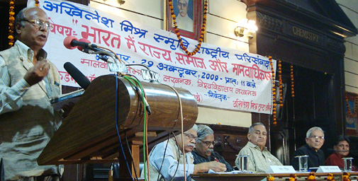 परिवसंवाद में बोलते शकील सिद्दीकी. मंच पर हैं रमेश दीक्षित, वीएन राय, सैय्यद हैदर अब्बास रजा, प्रो. बीबी पांडेय, चंद्रभान प्रसाद.